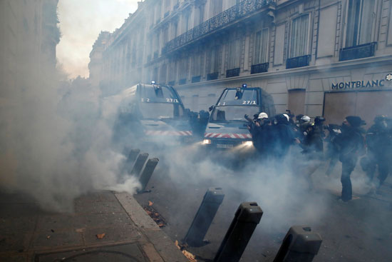 الشرطة-الفرنسية-تطلق-الغاز-المسيل-للدموع