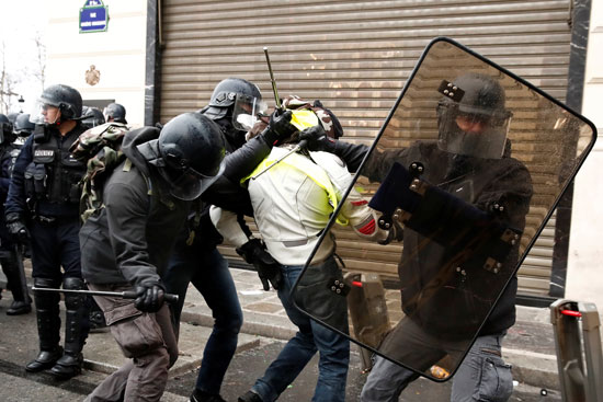 الشرطة-الفرنسية-تعتقل-متظاهرا
