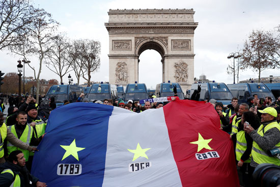 المتظاهرون-يرفعون-علم-فرنسا