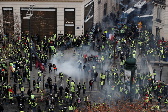 الشرطة-الفرنسية-تطلق-الغز-على-المتظاهرين