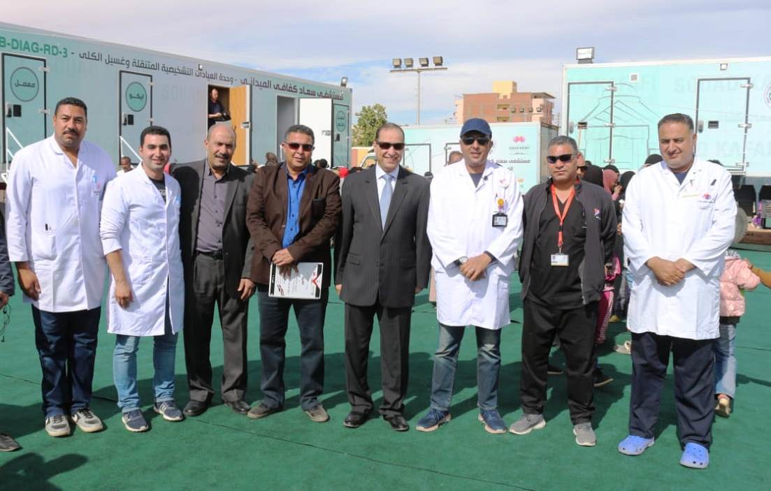 نائب محافظ أسوان مع مدير مستشفى سعاد كفافى والأطباء