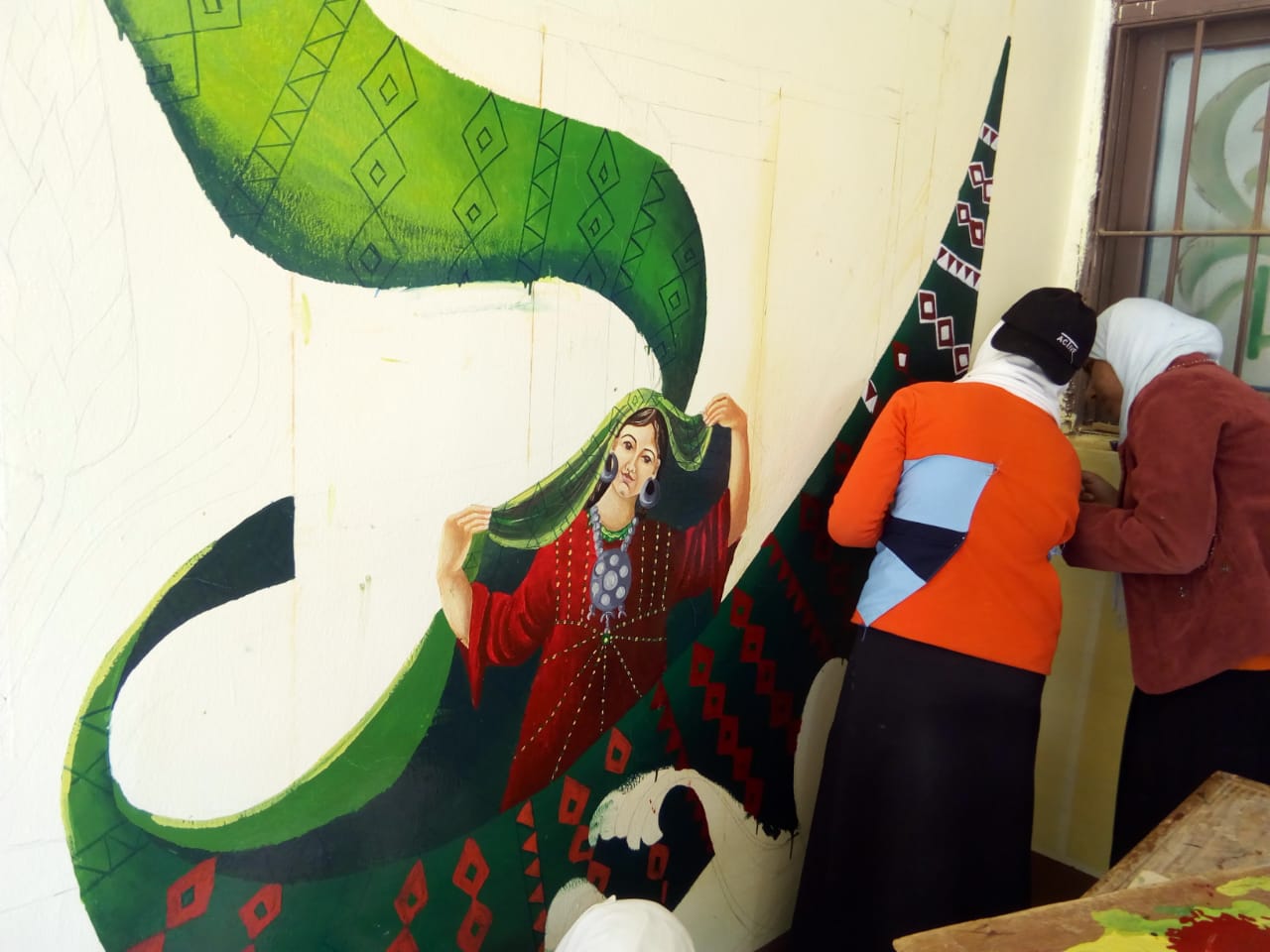 مبادرة فنية لتعليم طلاب الوادى الجديد الرسم وتجميل المدارس (7)