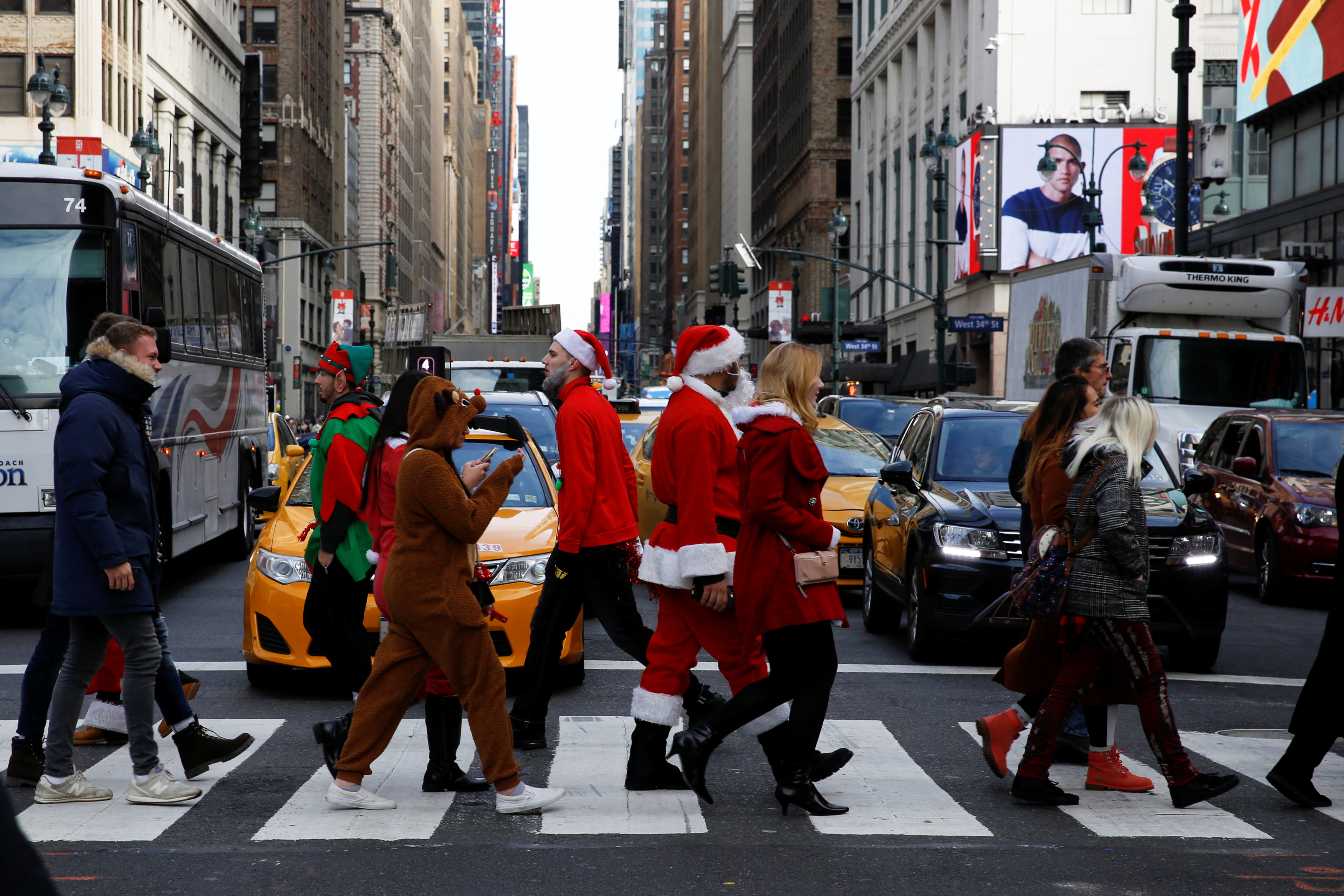 سكان نيويورك يتنكرون فى زى بابا نويل  (7)