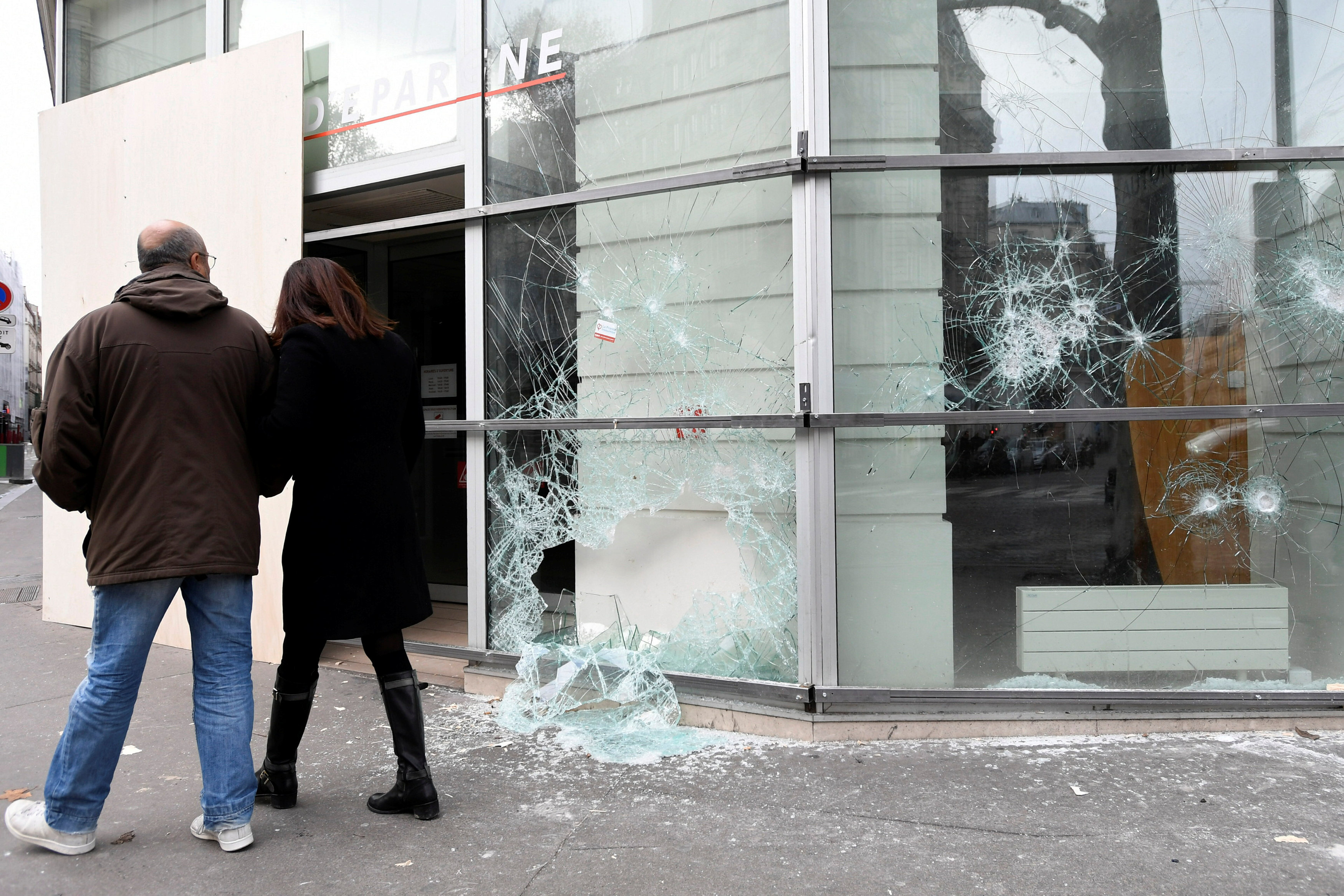 مواطنان ينظران بحسرة لأثار الدمار فى شوارع باريس