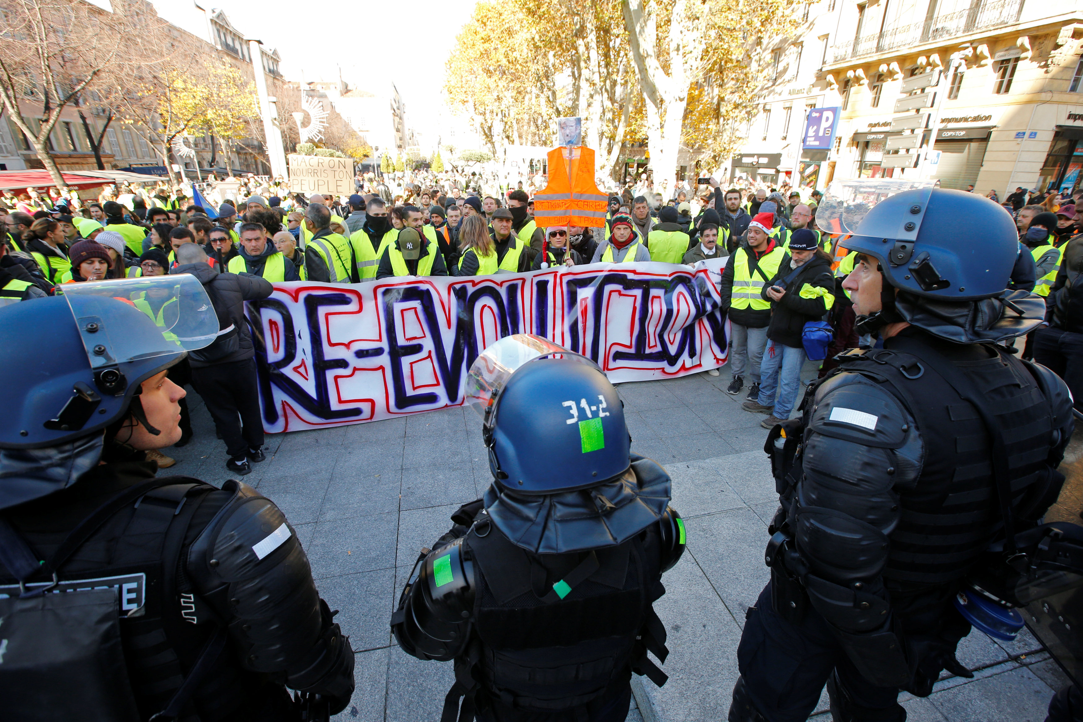 2018-12-08T123617Z_2117940315_RC114FCE3EA0_RTRMADP_3_FRANCE-PROTESTS