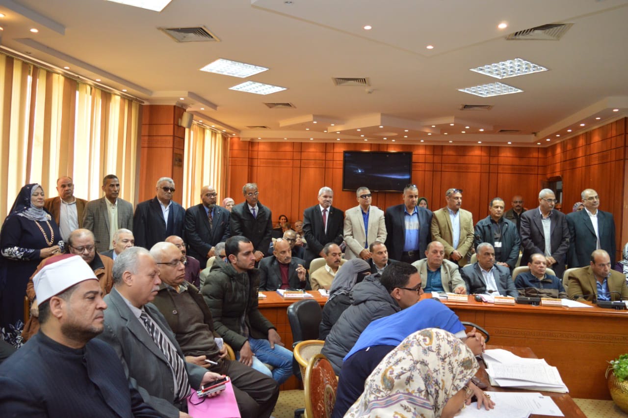 محافظ بورسعيد يكرم سكان عمارة 28 بمنطقة الضواحى (11)
