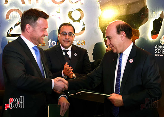 رئيس الوزراء يشهد توقيع اتفاق بين مصر والبنك الآسيوى (12)