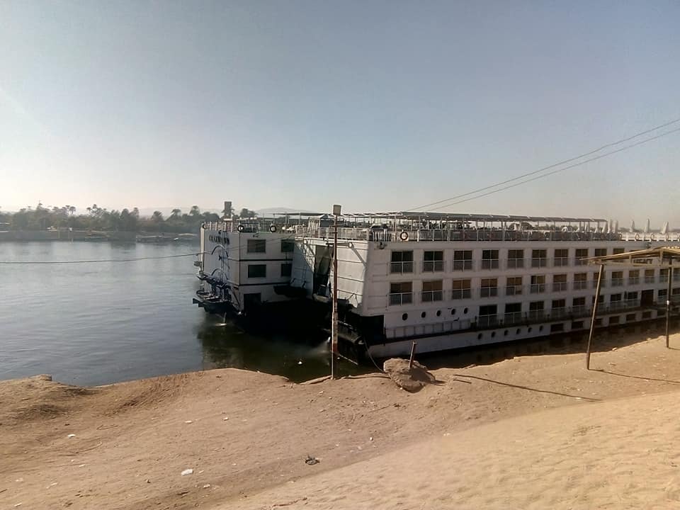 رئيس مدينة الطود يتابع شحوط فندق عائم يقل 60 سائح بنهر النيل  (9)