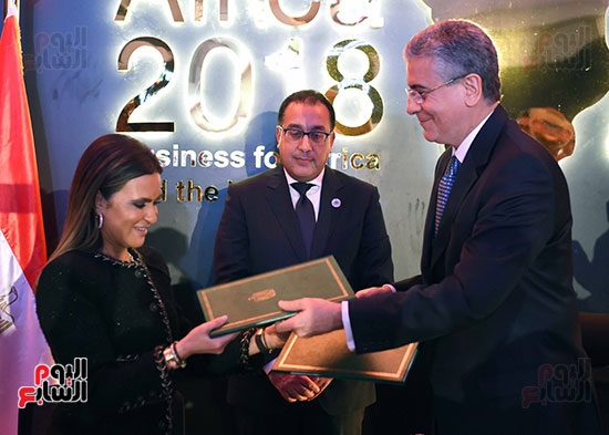 رئيس الوزراء يشهد توقيع اتفاق بين مصر والبنك الآسيوى (3)