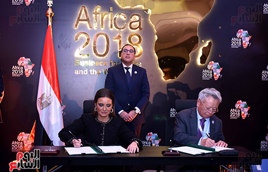 رئيس الوزراء يشهد توقيع اتفاق بين مصر والبنك الآسيوى (1)