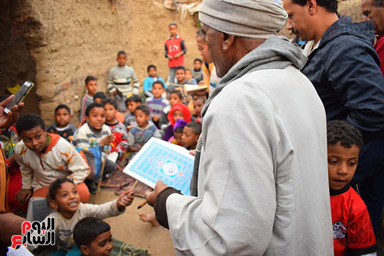 الشيخ بدوى خلال توزيع الأجزاء للقرآن على الأطفال