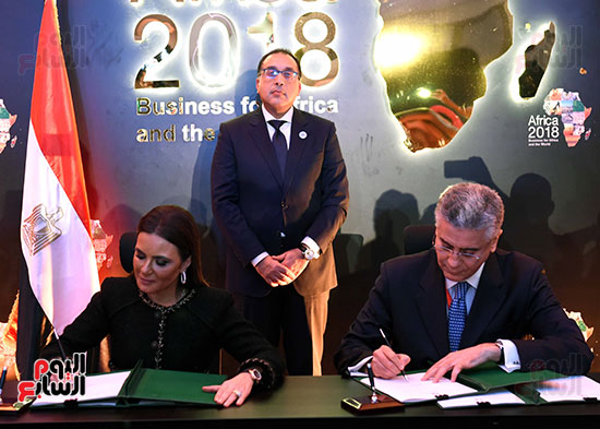 رئيس الوزراء يشهد توقيع اتفاق بين مصر والبنك الآسيوى (2)