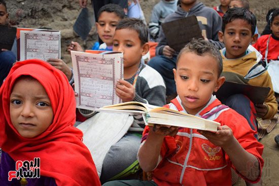 الأطفال يحفظون القرآن فى المصاحف الجديدة