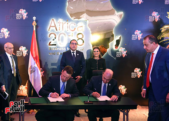 رئيس الوزراء يشهد توقيع اتفاق بين مصر والبنك الآسيوى (8)