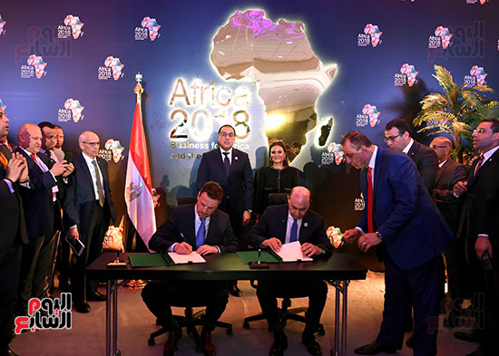 رئيس الوزراء يشهد توقيع اتفاق بين مصر والبنك الآسيوى (10)