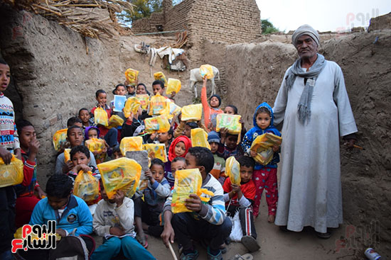 سعادة أطفال كٌتاب الشيخ بدوى بقرية الأقالته بالأقصر بالمصاحف الجديدة والهدايا