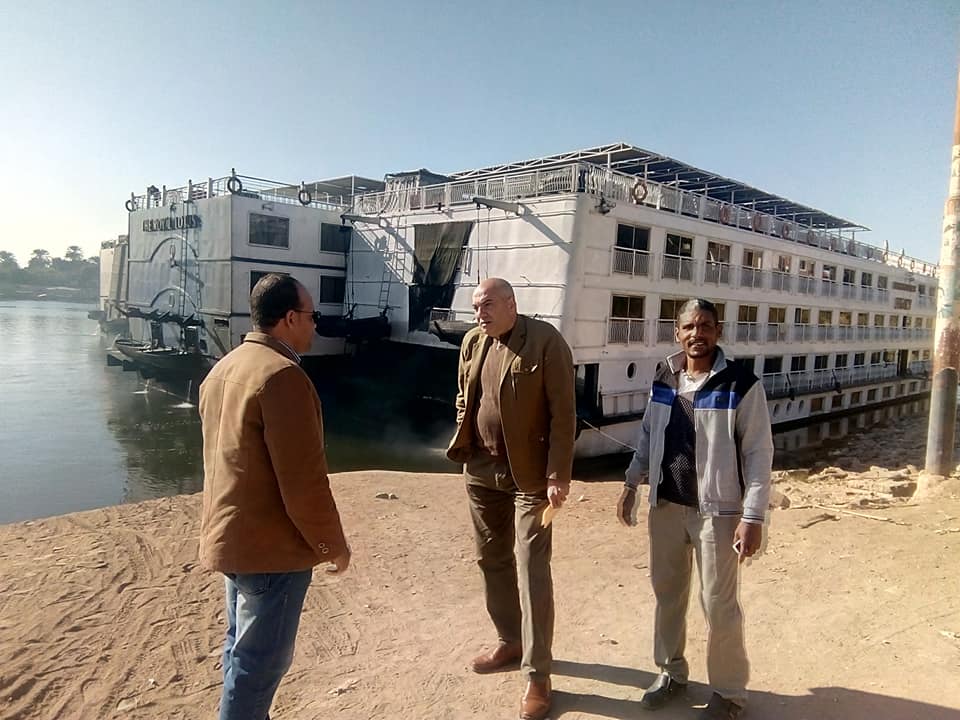 رئيس مدينة الطود يتابع شحوط فندق عائم يقل 60 سائح بنهر النيل  (5)