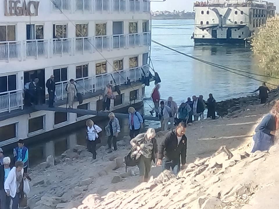 رئيس مدينة الطود يتابع شحوط فندق عائم يقل 60 سائح بنهر النيل  (6)