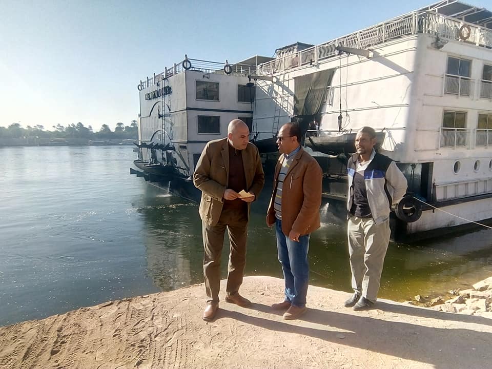 رئيس مدينة الطود يتابع شحوط فندق عائم يقل 60 سائح بنهر النيل  (1)