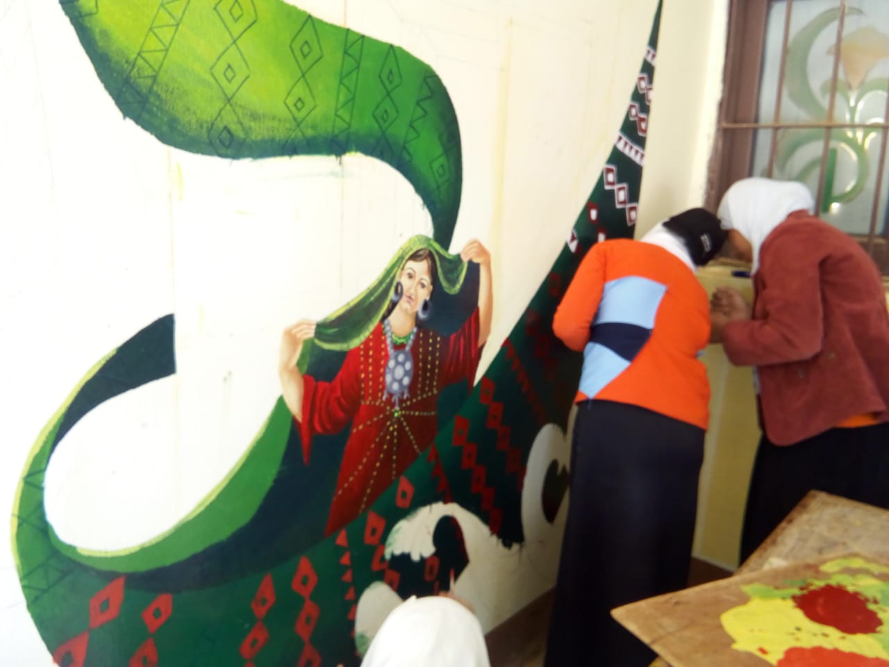 مبادرة فنية لتعليم طلاب الوادى الجديد الرسم وتجميل المدارس (2)