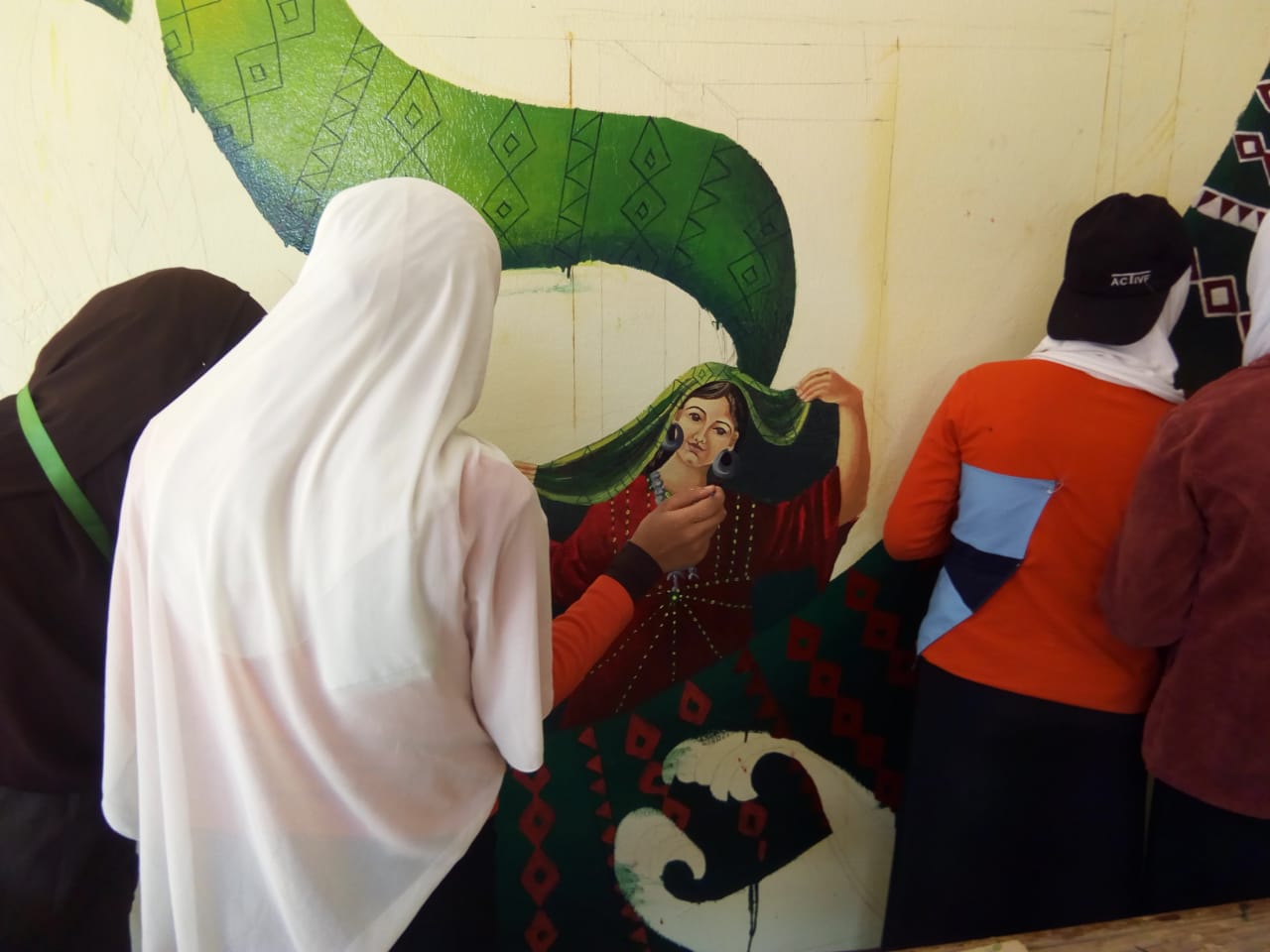 مبادرة فنية لتعليم طلاب الوادى الجديد الرسم وتجميل المدارس (3)
