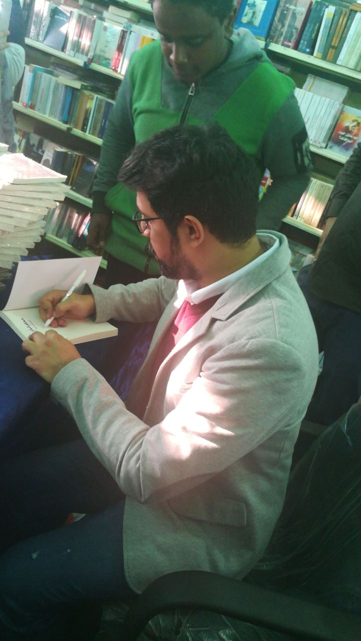 سعود السنعوسى يوقع إصدراته بمعرض الكتاب (8)