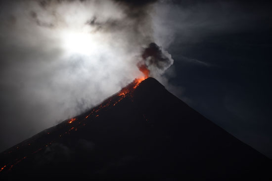 تصاعد الادخنة من بركان الفلبين