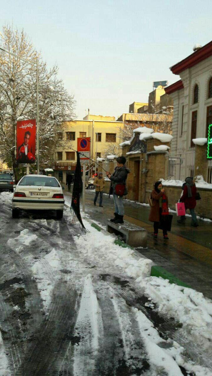 ايرانية تعترض على الحجاب الاجباري