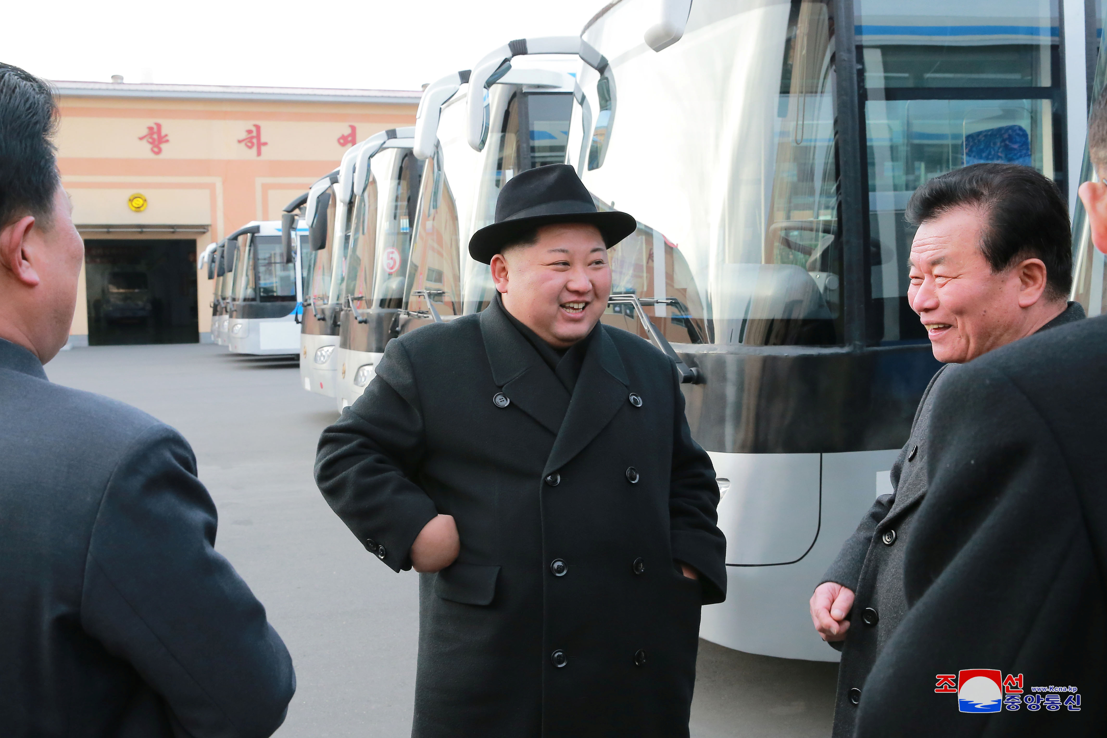 زعيم كوريا الشمالية داخل مصنع انشاء الحافلات