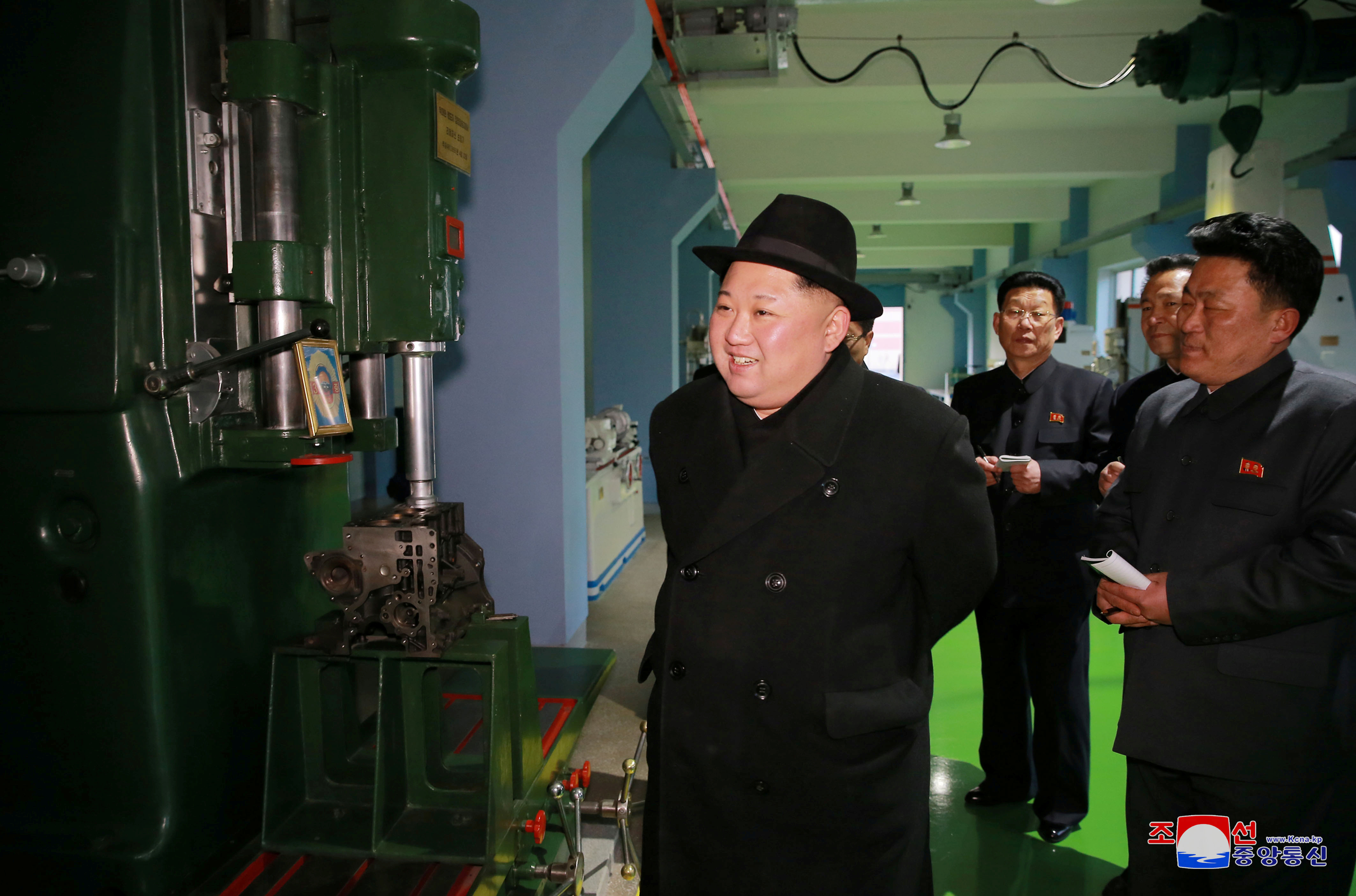 زعيم كوريا الشمالية داخل مصنع للحافلات