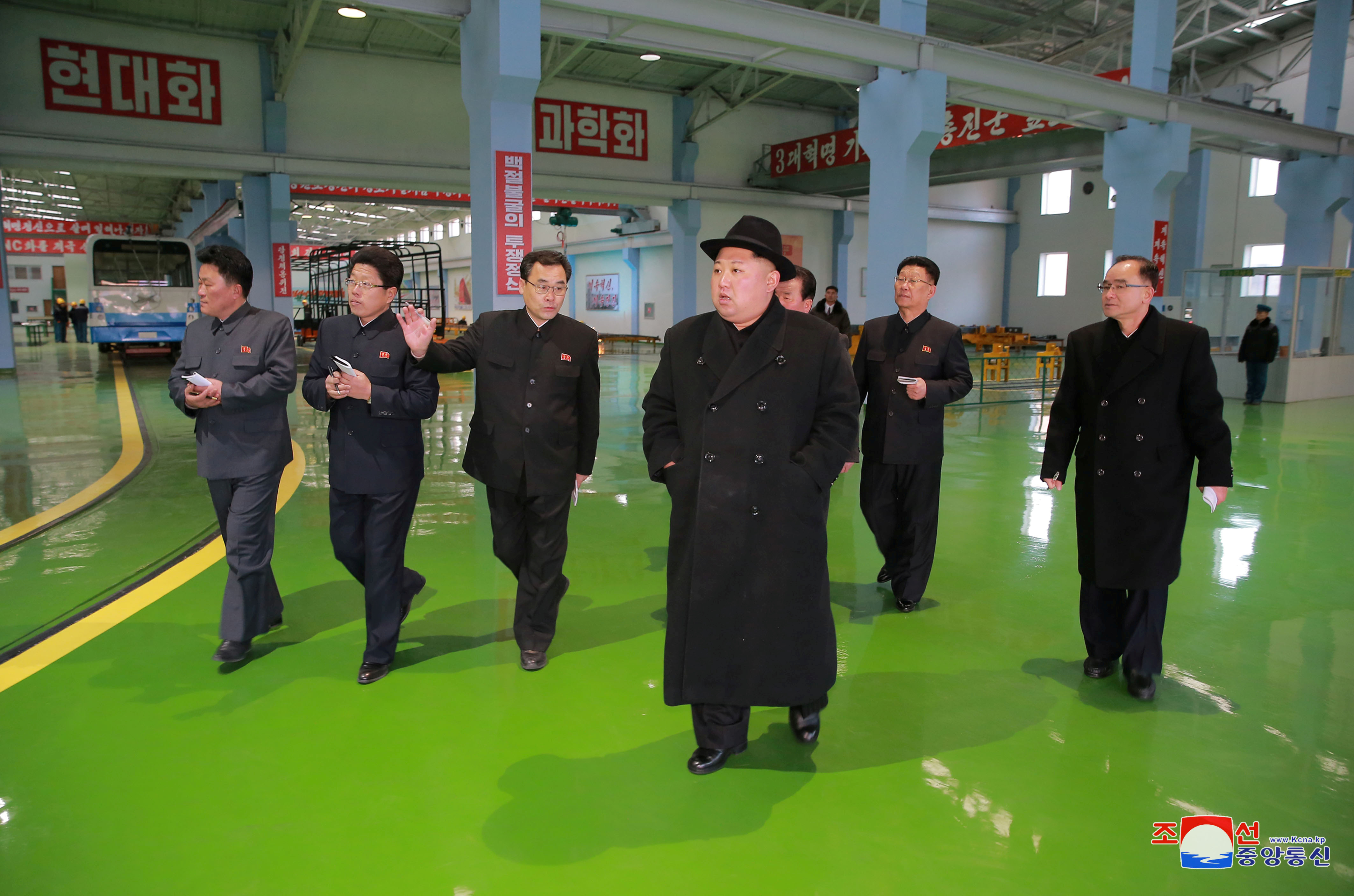 زعيم كوريا الشمالية داخل مصنع الحافلات