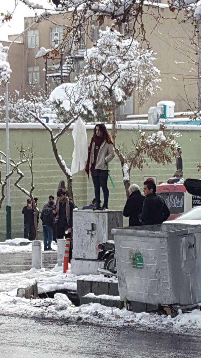 فتاة تخلع حجابها فى ايران