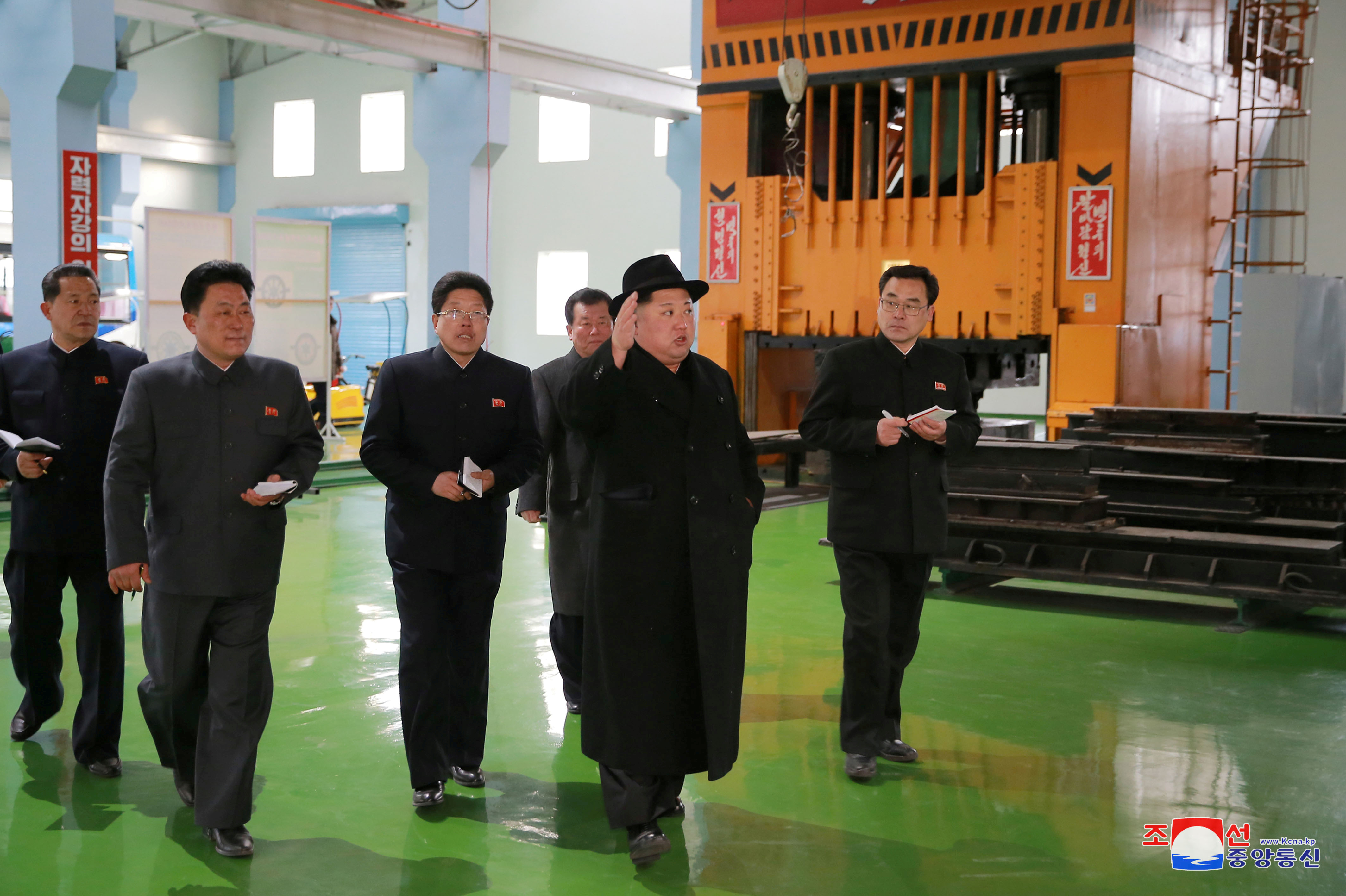 زعيم كوريا الشمالية يتفقد مصنع حافلات