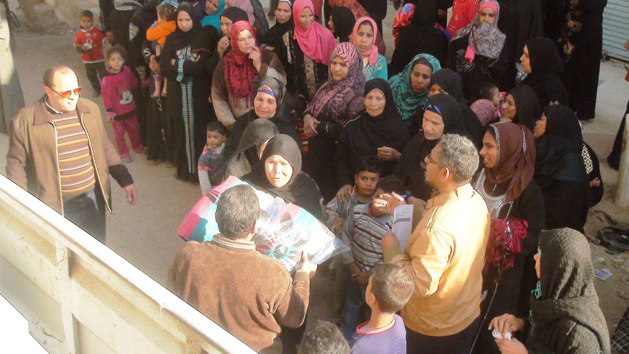 الكشف على 963 من المواطنين بمستشفى أخميم  (2)
