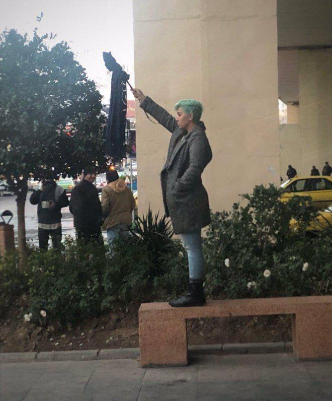 ايرانية تخلع حجابها وسط الشارع