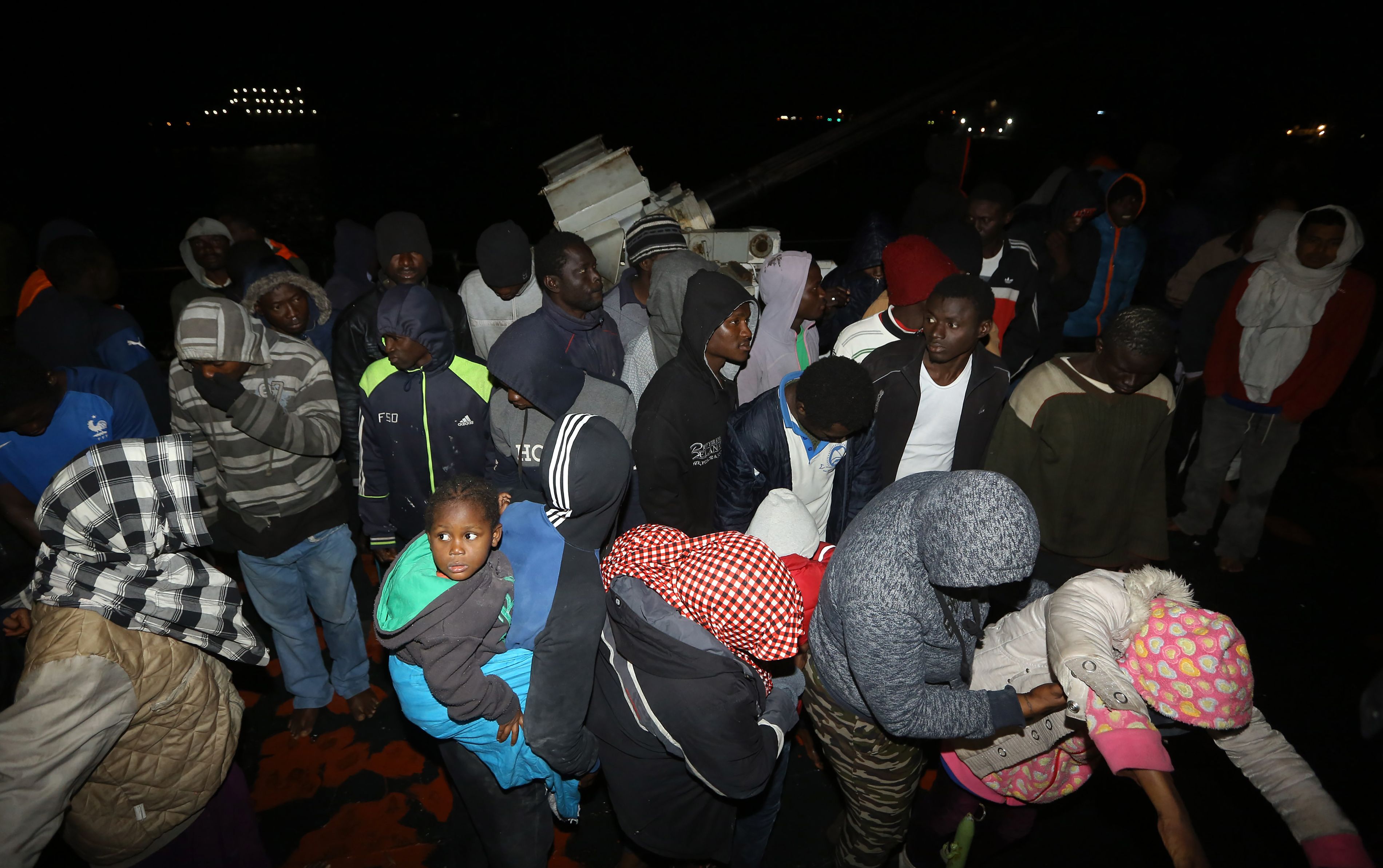 عشرات المهاجرين عقب انقاذهم فى ليبيا