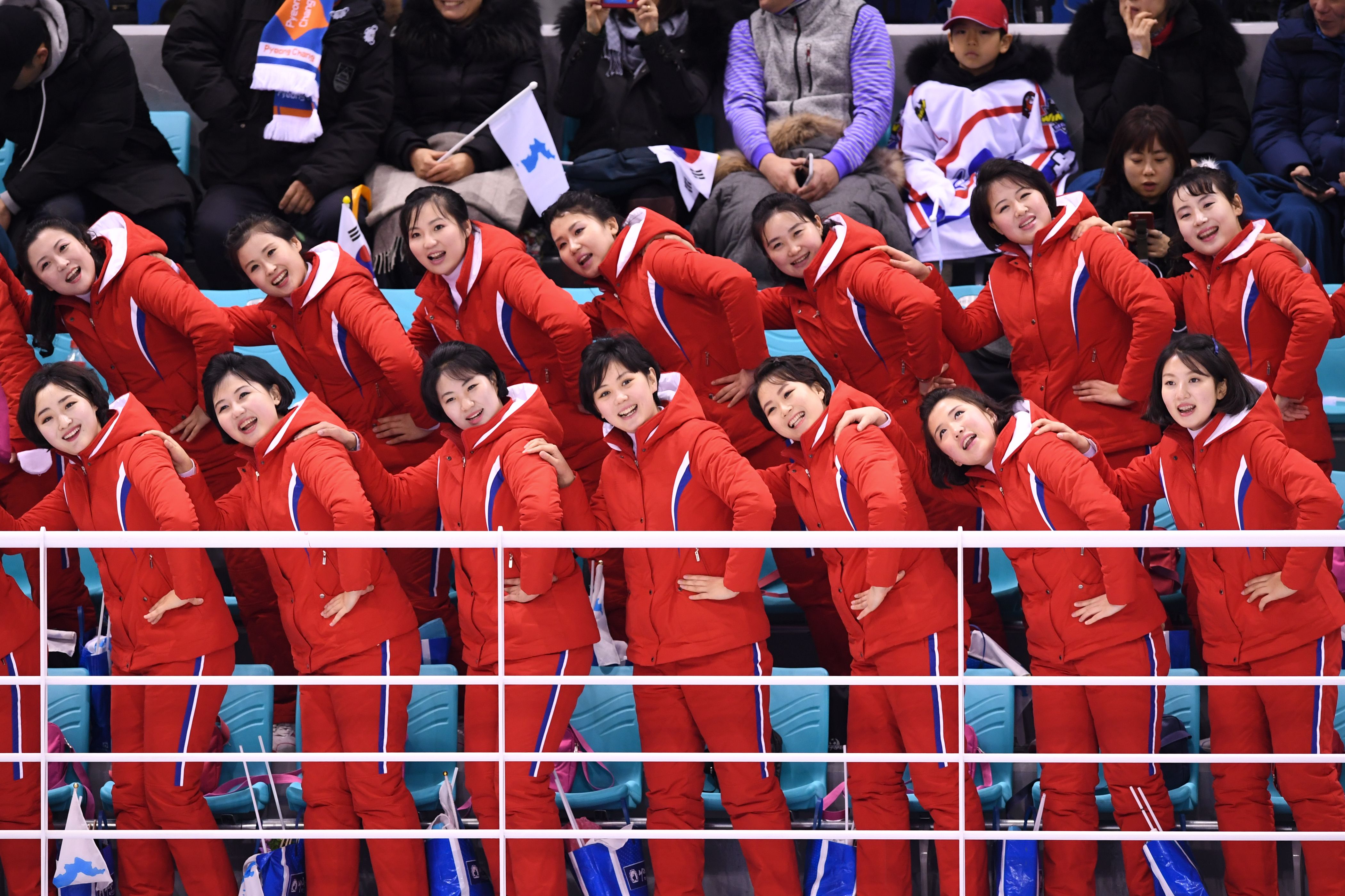 Спортсмены южной кореи. КНДР на зимних Олимпийских играх 2018. Болельщицы из Северной Кореи на Олимпиаде. Северная Корея на Олимпиаде 2018. Сборная Северной Кореи на Олимпиаде.