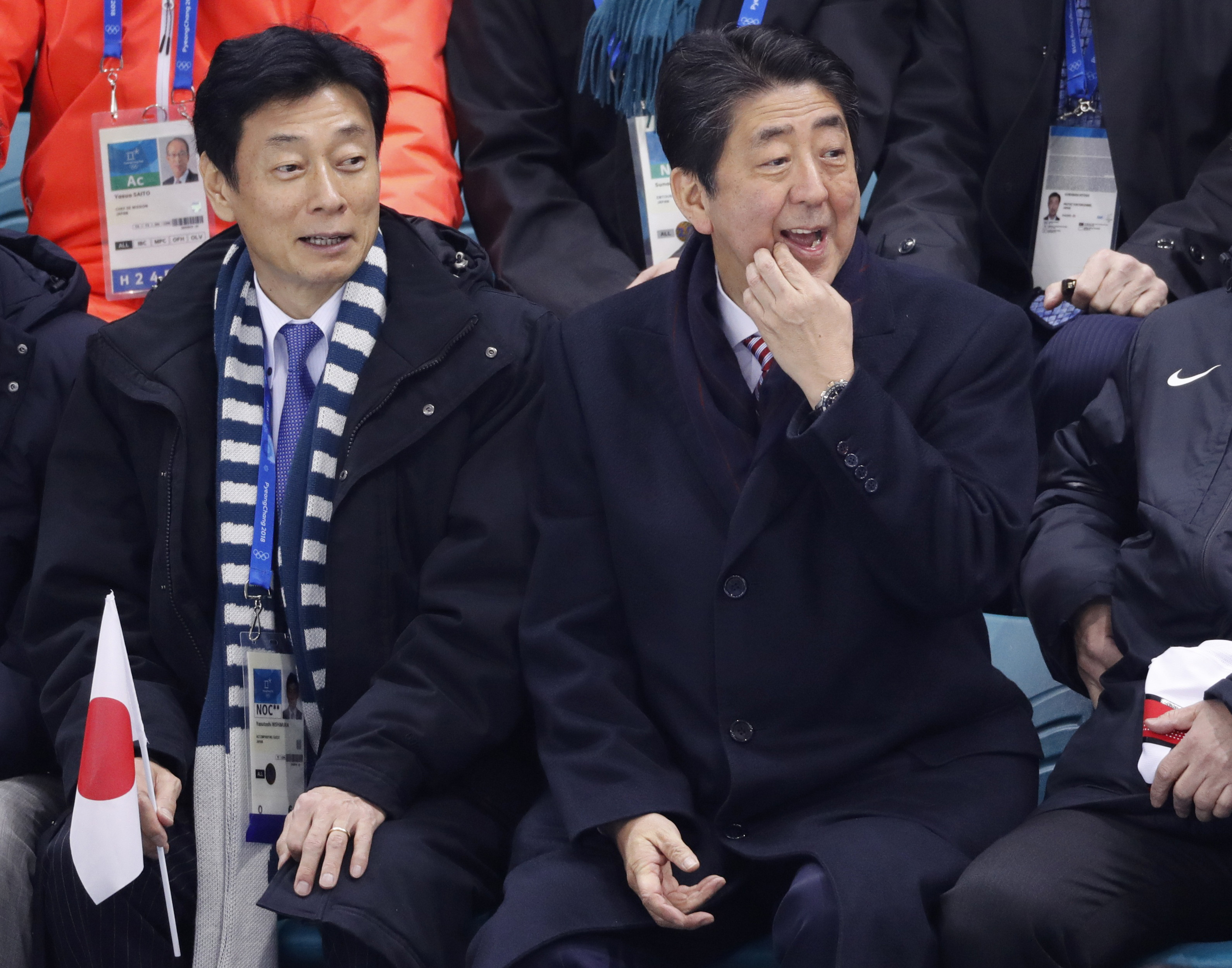 رئيس الوزراء اليابانى يشاهد منافسة رياضية لليابان والسويد