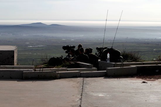 جنود الاحتلال يتمركزن على هضبة الجولان المحتلة