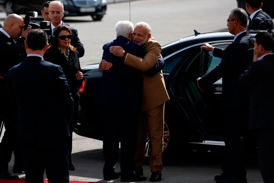 الرئيس الفلسطينى يصافح رئيس الوزراء الهند