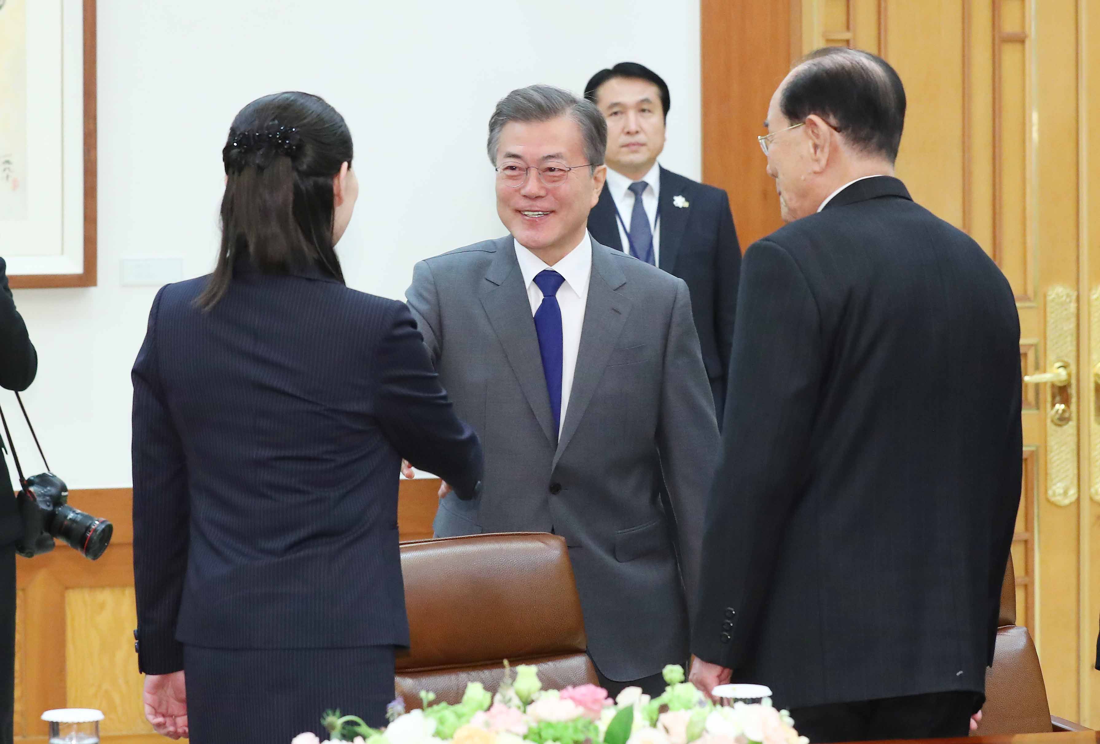 شقيقة كيم جونج أون زعيم كوريا الشمالية تصافح رئيس الجنوبية