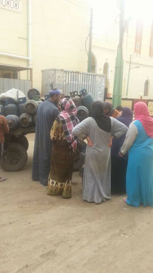             توزيع اسطوانات الغاز بقرية بقلين