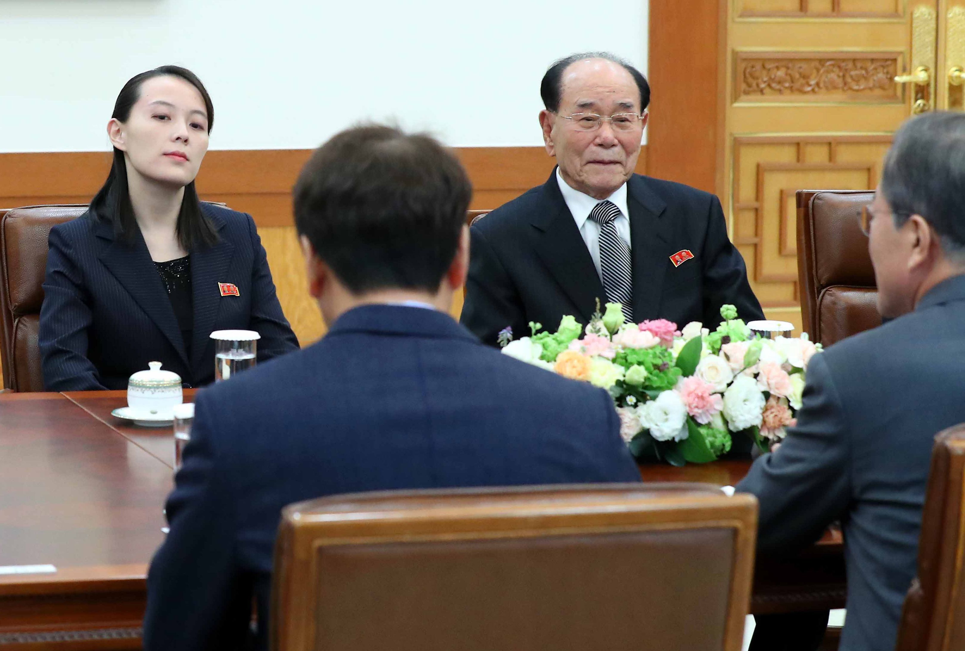 شقيقة كيم جونج أون زعيم كوريا الشمالية خلال لقائها بزعيم الجنوب