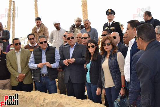  وزير الآثار والسياحة ومحافظ السويس أثناء زيارتهم منطقة عيون موسى