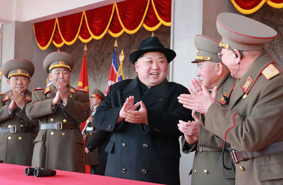زعيم كوريا الشمالية يحيي قادة الجيش على العرض العسكرى الضخم