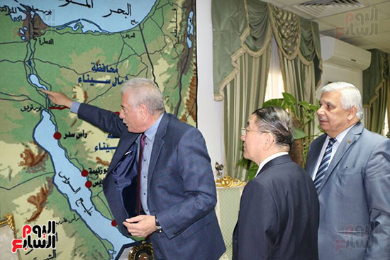 محافظ جنوب سيناء يشرح السفير خريطة جنوب سيناء