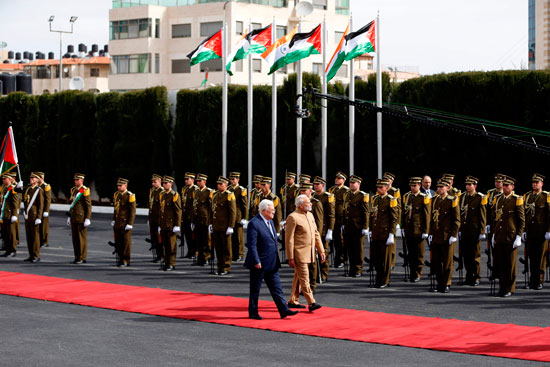 الرئيس الفلسطينى يستقبل رئيس الوزراء الهندى فى رام الله