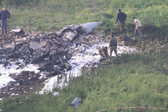 حطام الطائرة الإسرائيلية المستهدفة بالنيران السورية
