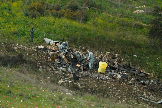 معاينة تحطم طائرة  إف 16 إسرائيلية بعد عودتها من قصف داخل سوريا