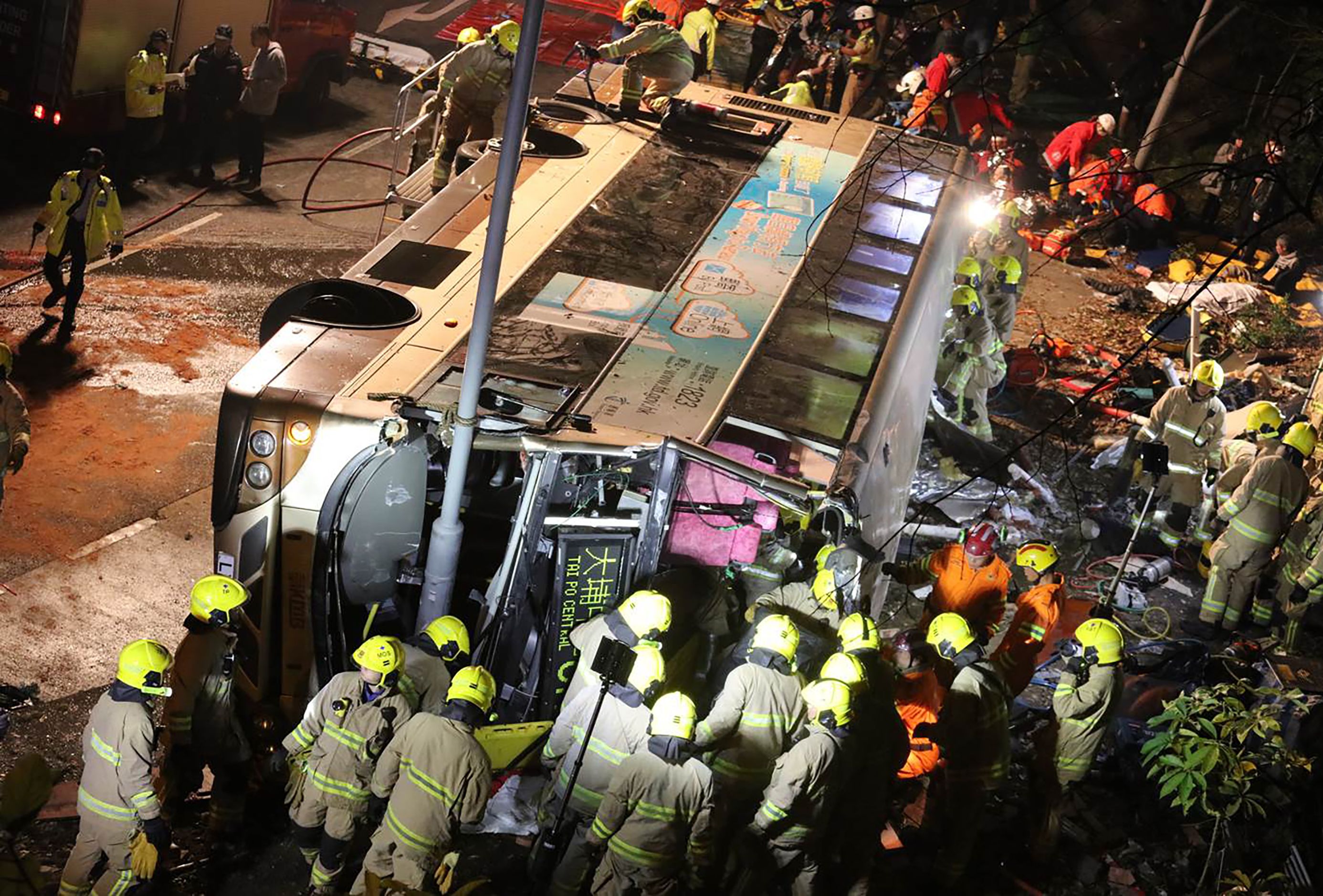 جانب من مصرع 19 شخصا وإصابة 40 آخرين فى انقلاب حافلة بهونج كونج